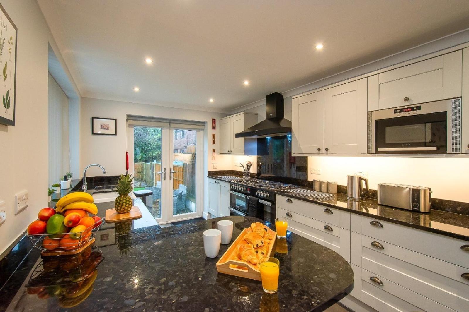 Casa One Hundred - A Beautiful 4 Bed House On The Beach Front Swansea Dış mekan fotoğraf