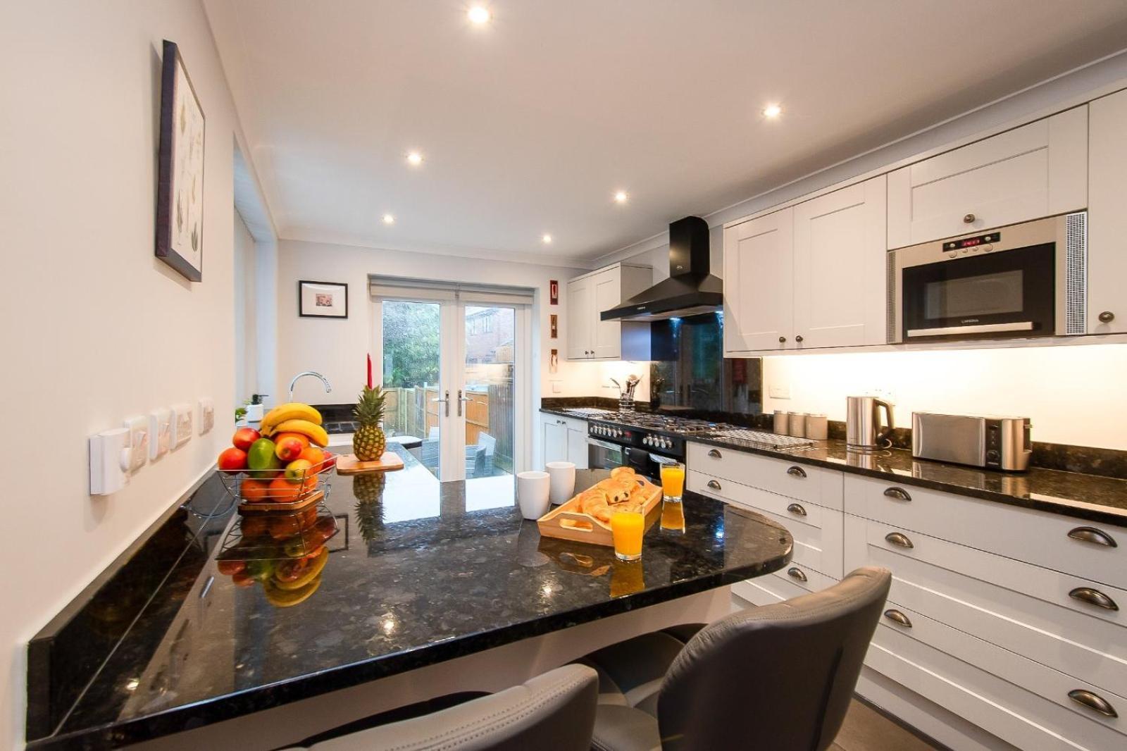 Casa One Hundred - A Beautiful 4 Bed House On The Beach Front Swansea Dış mekan fotoğraf